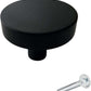 Zwarte ronde meubelknop Circle 40mm gemonteerd op wit kastfront